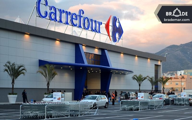Một cửa hàng Carrefour điển hình