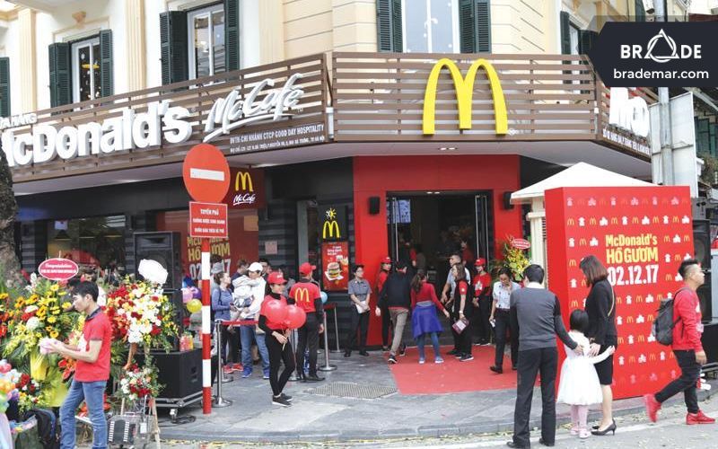 Một cửa hàng McDonald's khai trương tại Việt Nam