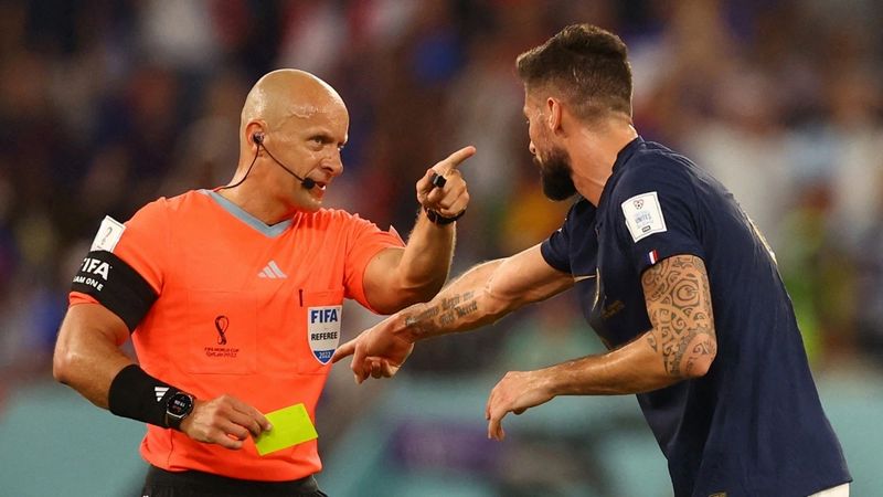 Trọng tài bóng đá