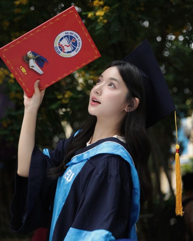 tạo dáng chụp ảnh lễ tốt nghiệp