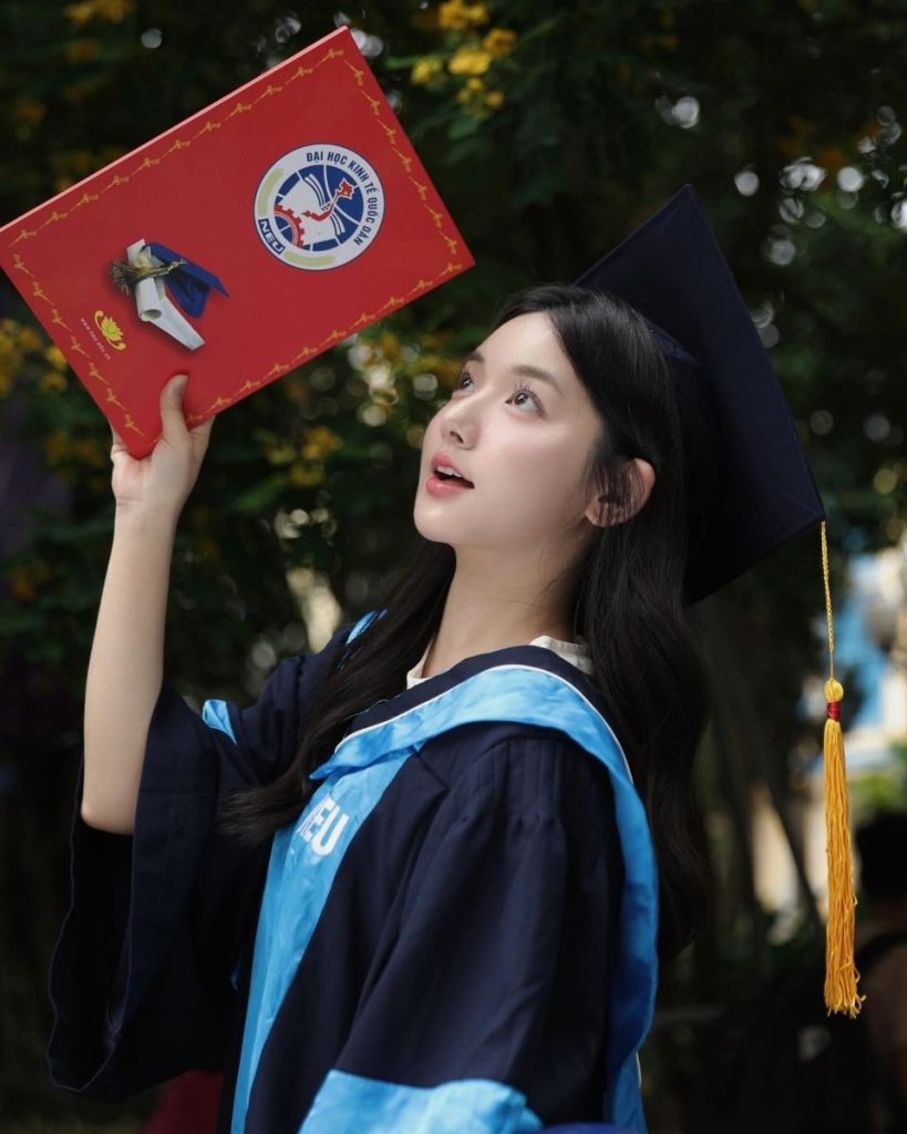 tạo dáng chụp ảnh lễ tốt nghiệp